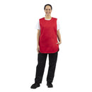 Weißer Wappenrock mit roter Tasche