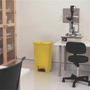 Rubbermaid Slim Jim Treteimer mit Trittbrett vorne, Gelb, 50 l