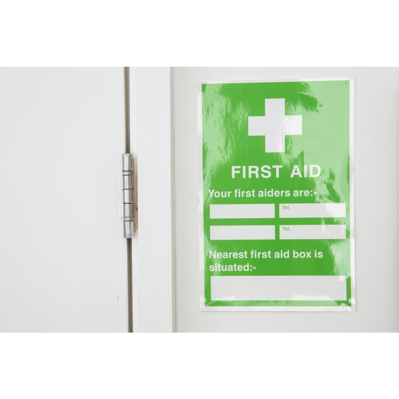 Erste-Hilfe-Schild für den nächsten Erste-Hilfe-Kasten